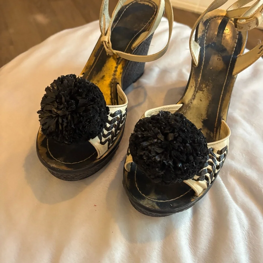 ❗️FINAL❗️Kate Spade Cream and Black Pom Pom Ankle Strap Wedges 9 - Picture 4 of 10